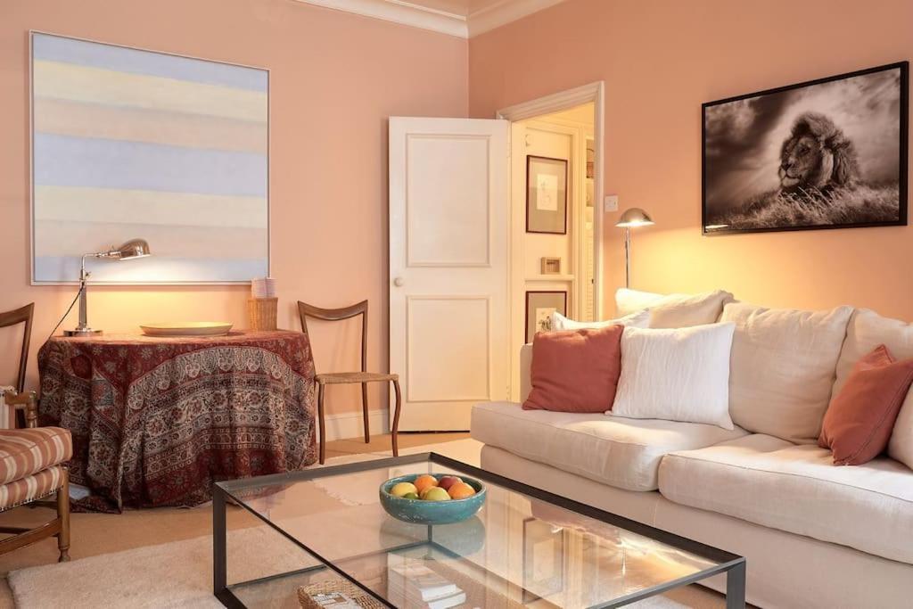 A Perfect Treasure Of A In Knightsbridge Appartamento Londra